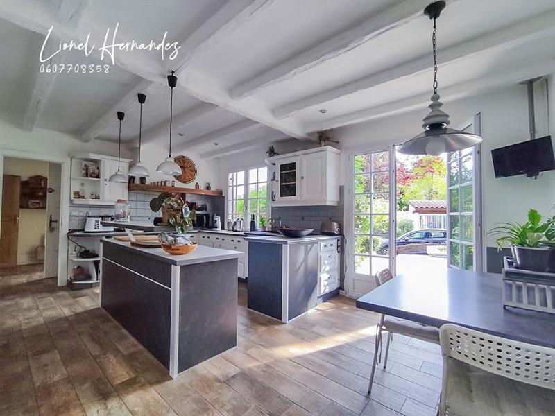 Maison - 220 m² - 7 pièces