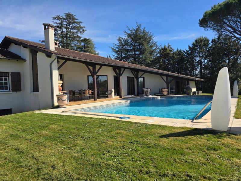 Maison - 204 m² - 7 pièces