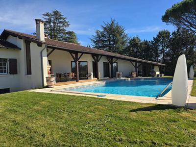 Maison - 204 m² - 7 pièces