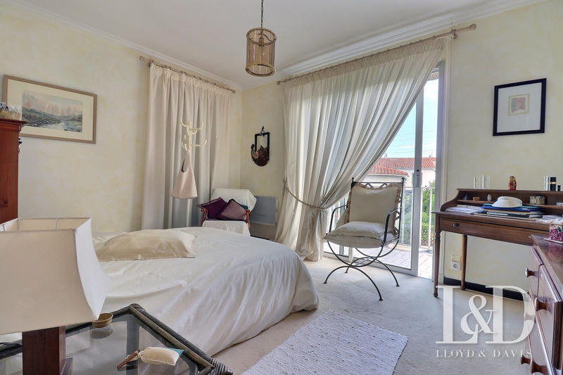 Maison - 243 m² - 10 pièces