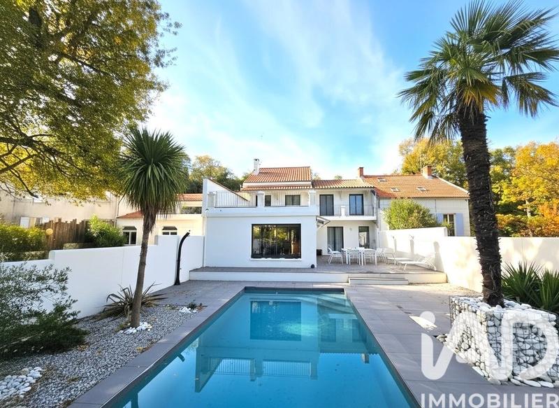 Maison - 210 m² - 7 pièces