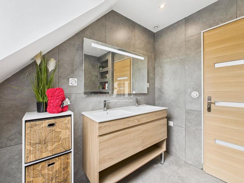 Maison - 203 m² - 6 pièces