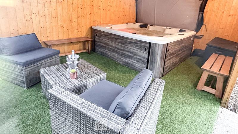 Maison - 180 m² - 9 pièces