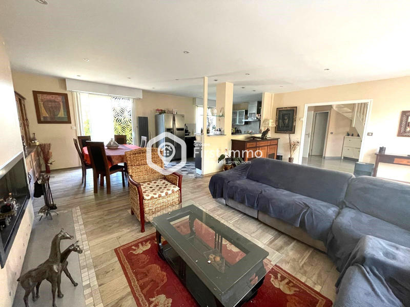 Maison - 230 m² - 7 pièces