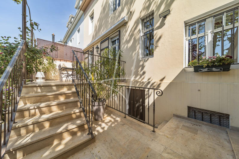 Maison - 257 m² - 10 pièces