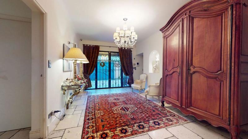 Propriété - 980 m²