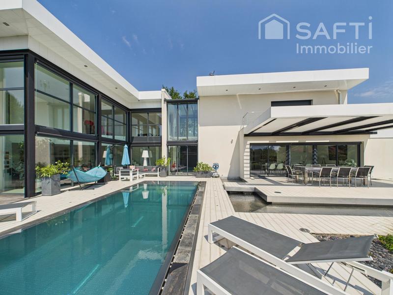 Maison - 390 m² - 9 pièces