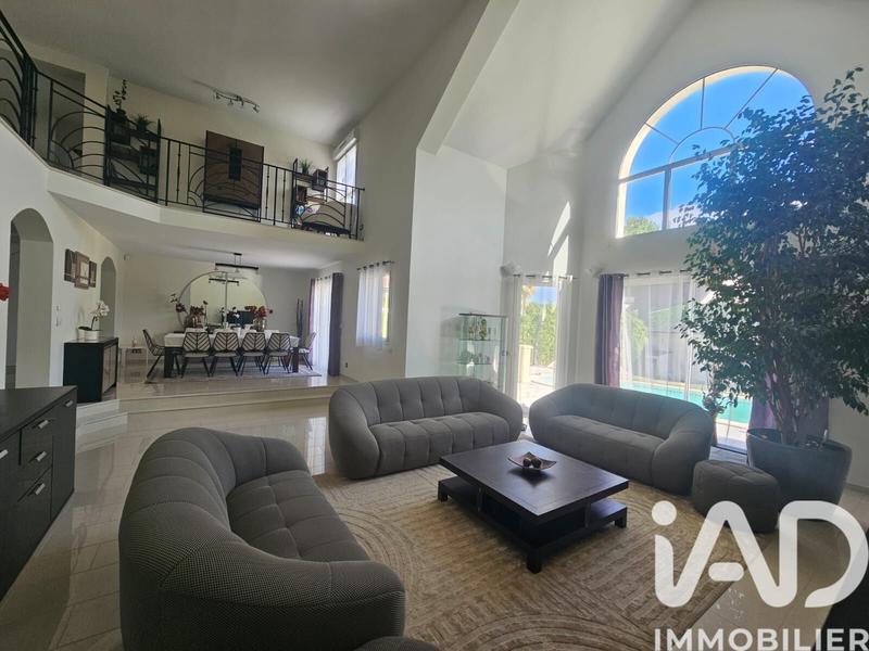 Maison - 211 m² - 8 pièces