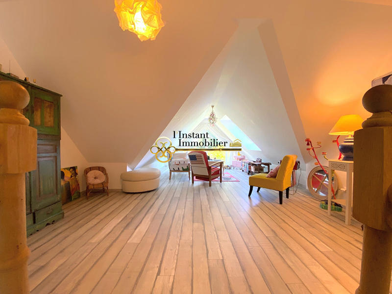 Demeure - 221 m² - 8 pièces