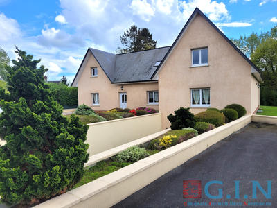 Maison - 235 m² - 8 pièces