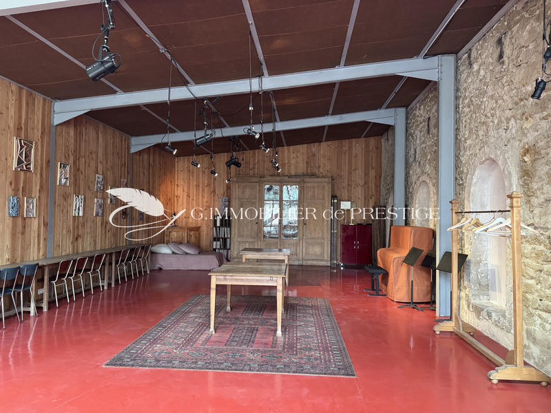 Propriété - 1 166 m² - 15 pièces