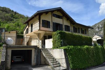 Maison - 230 m² - 8 pièces