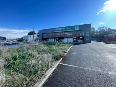 Local commercial - 1 558 m² - 3 pièces