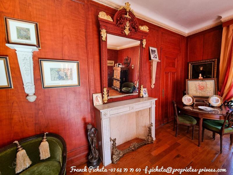 Demeure - 1 000 m² - 17 pièces