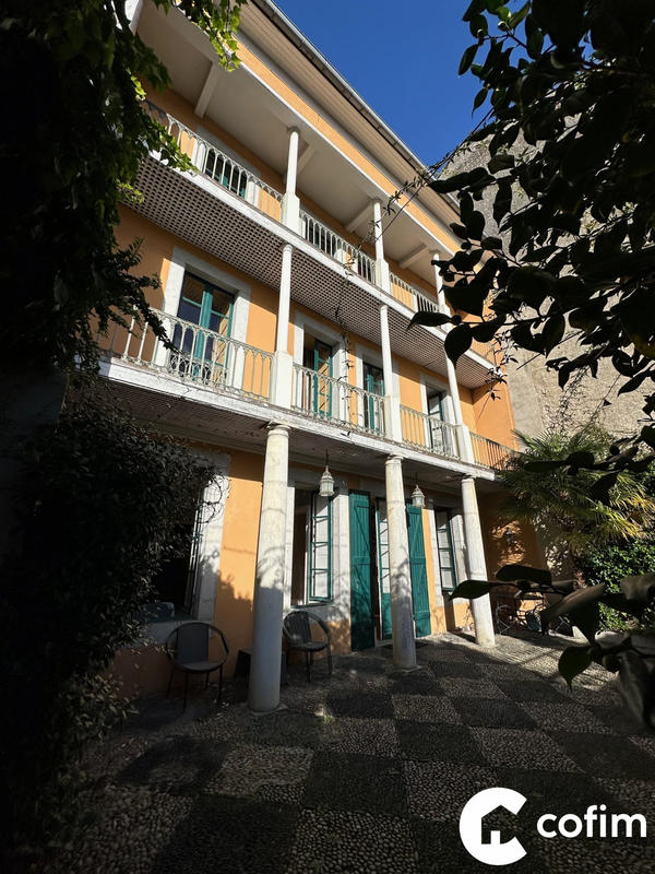 Maison - 272 m² - 10 pièces