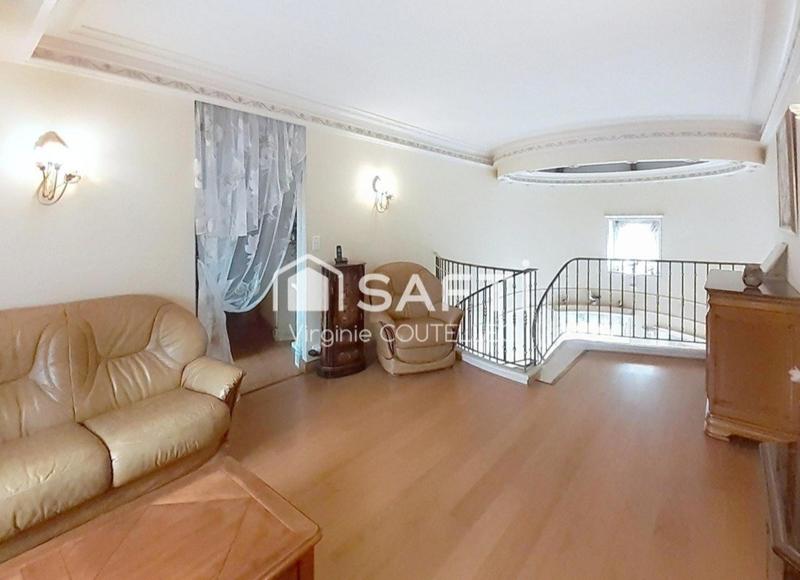 Maison - 254 m² - 12 pièces