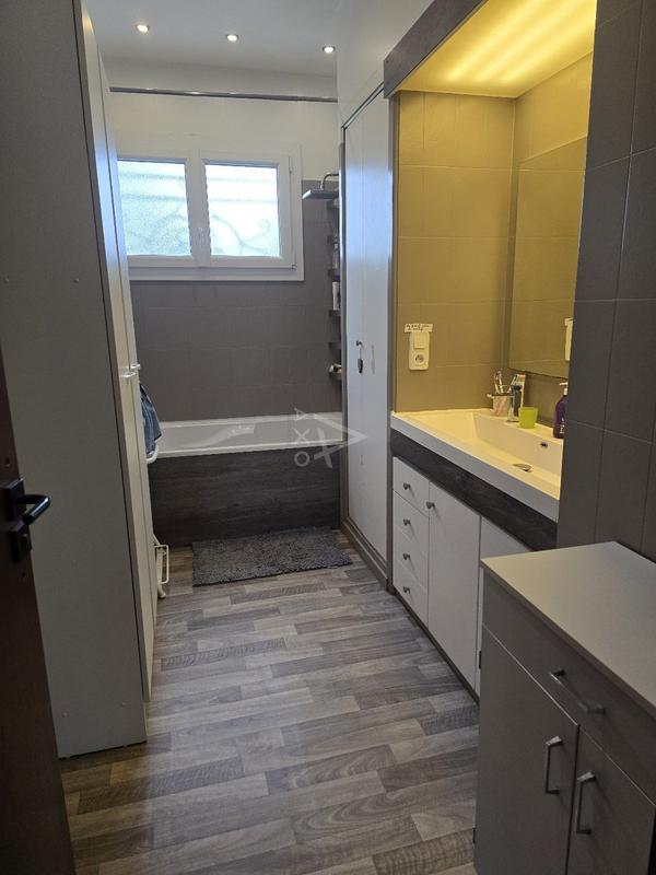 Maison - 234 m² - 8 pièces