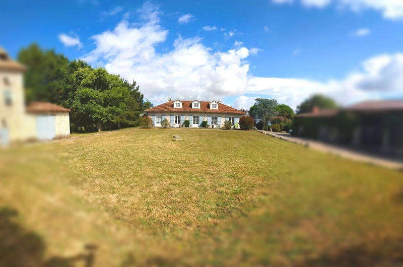 Maison - 219 m² - 9 pièces