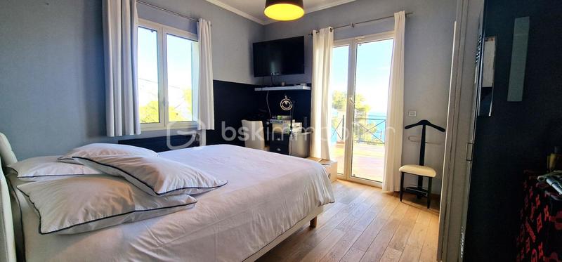 Maison traditionnelle - 241 m² - 6 pièces