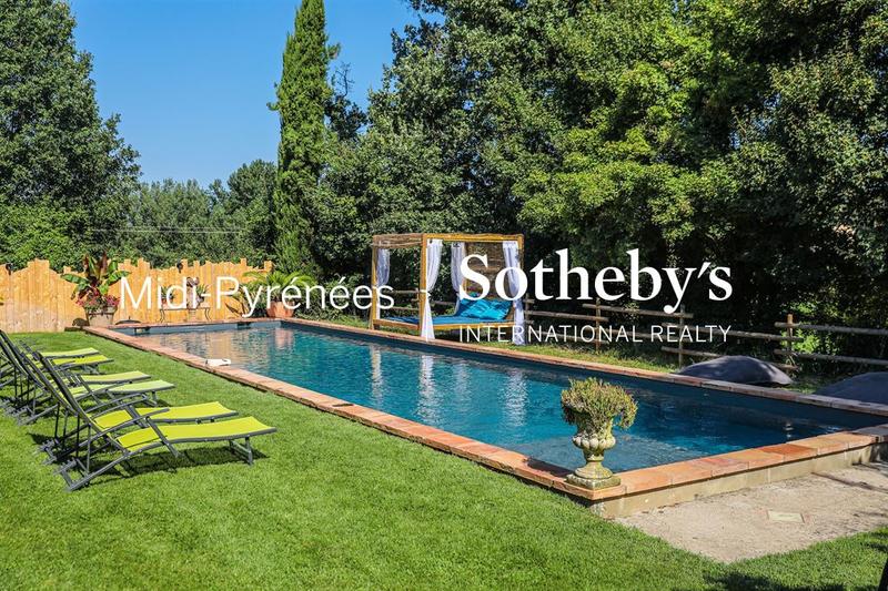 Maison - 1 000 m² - 20 pièces