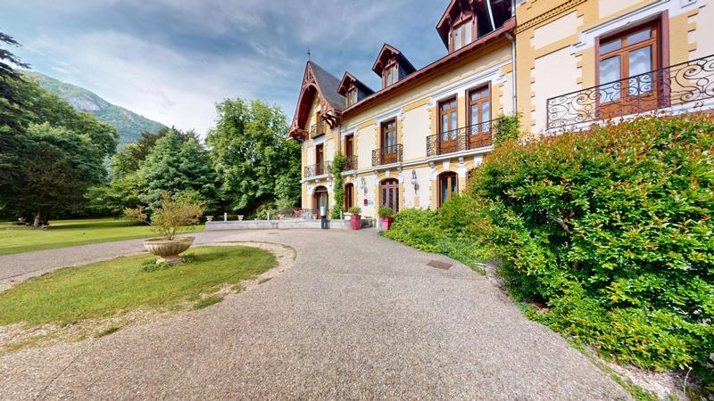 Maison - 1 000 m² - 16 pièces