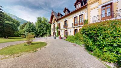 Maison - 1 000 m² - 16 pièces