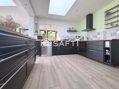 Maison - 222 m² - 8 pièces