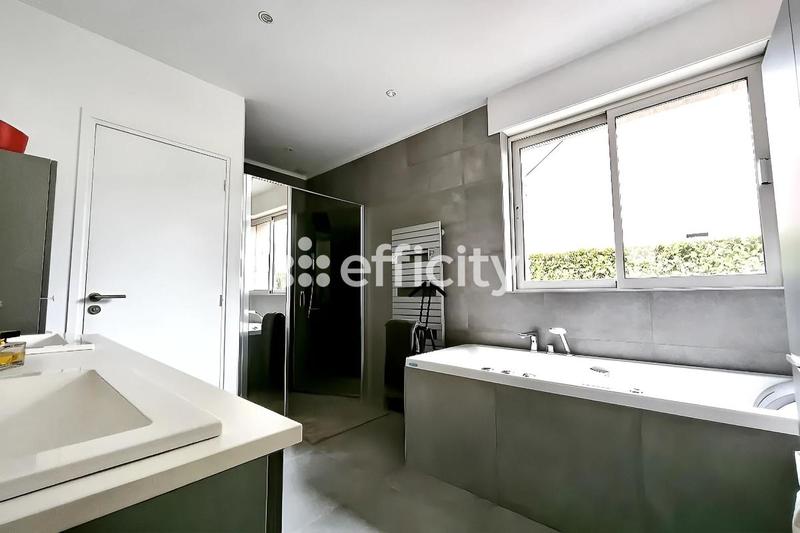 Maison - 234 m² - 8 pièces