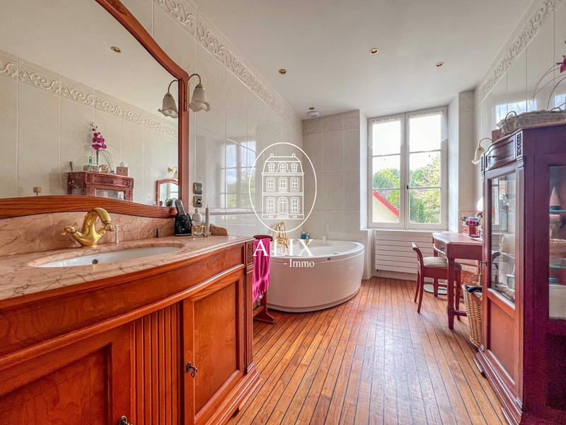 Maison - 252 m² - 10 pièces