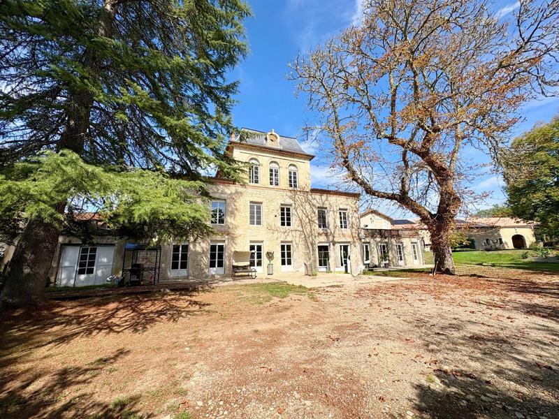 Château - 451 m² - 14 pièces