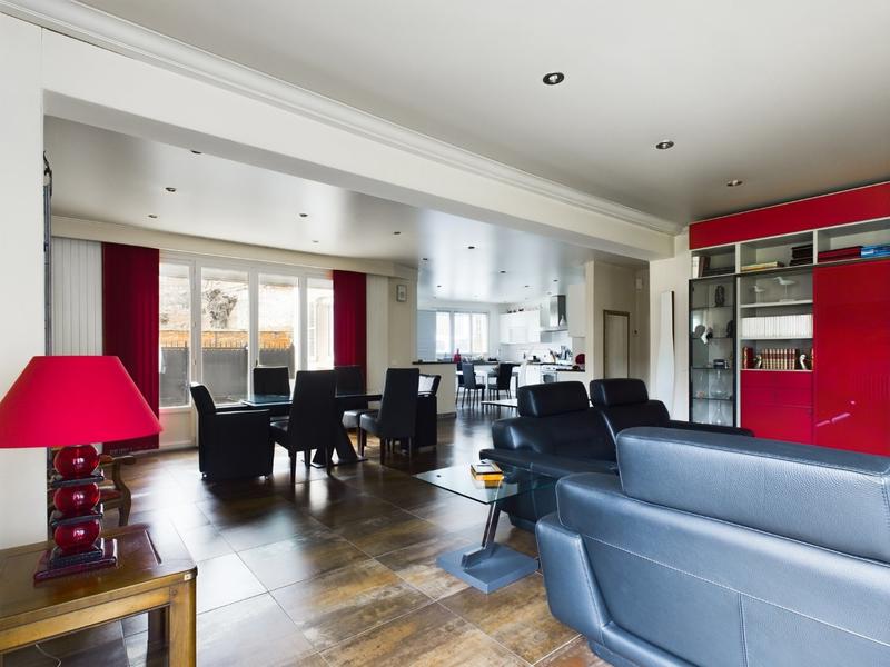 Maison - 280 m² - 9 pièces