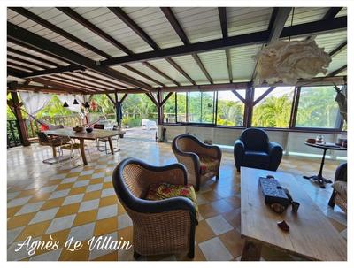 Maison - 241 m² - 12 pièces