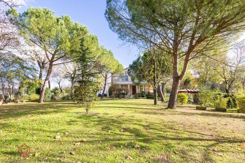 Propriété - 425 m² - 14 pièces