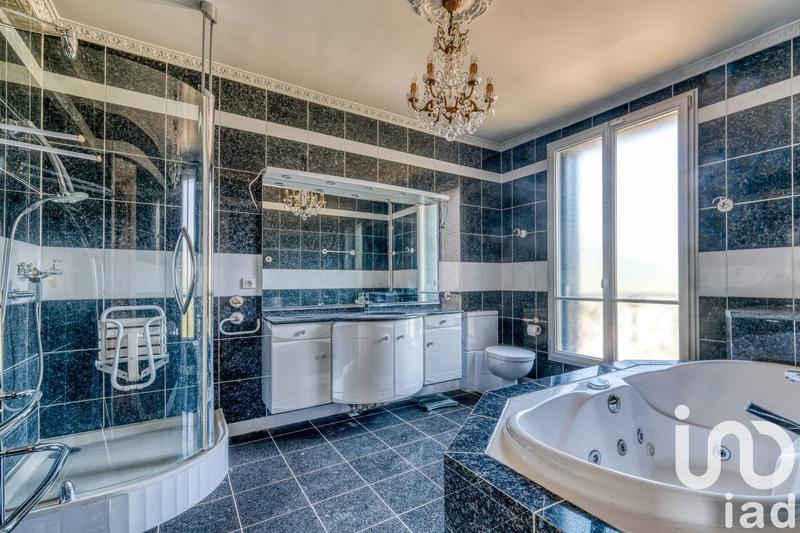 Maison - 240 m² - 8 pièces