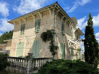 Propriété - 240 m² - 7 pièces