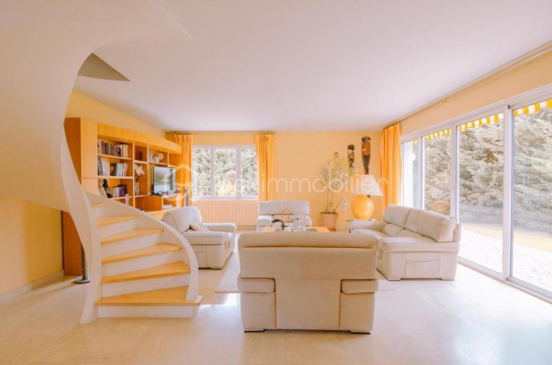 Maison traditionnelle - 222 m² - 6 pièces