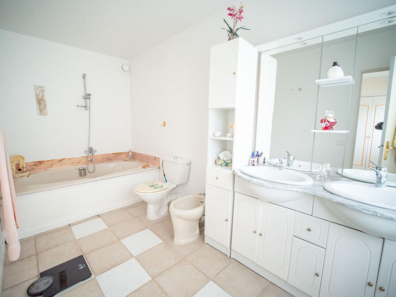 Maison - 180 m² - 10 pièces