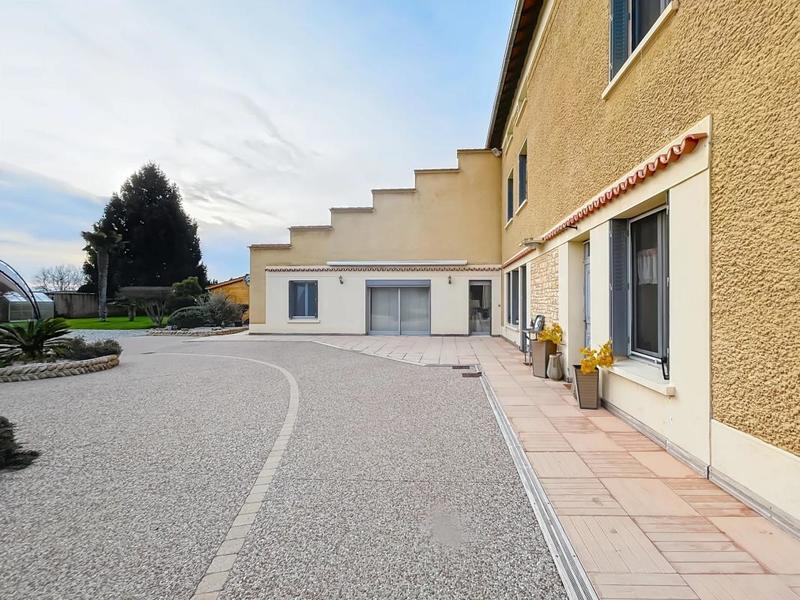 Propriété - 310 m² - 11 pièces