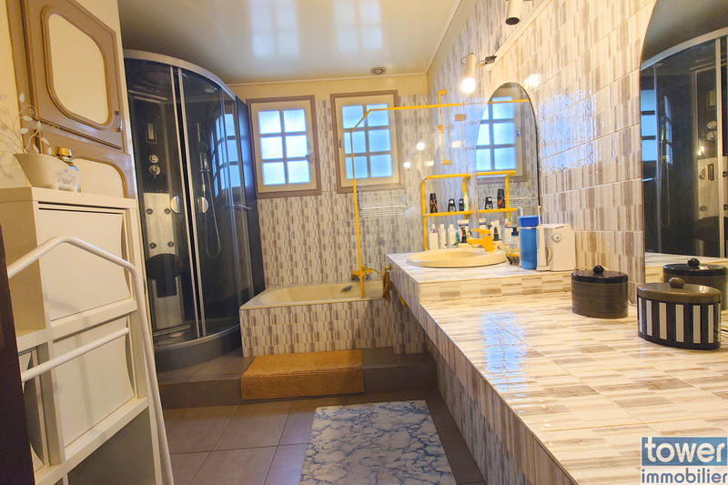 Maison - 220 m² - 10 pièces