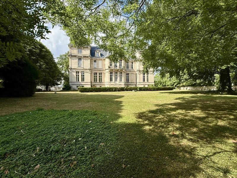 Château - 1 200 m² - 26 pièces