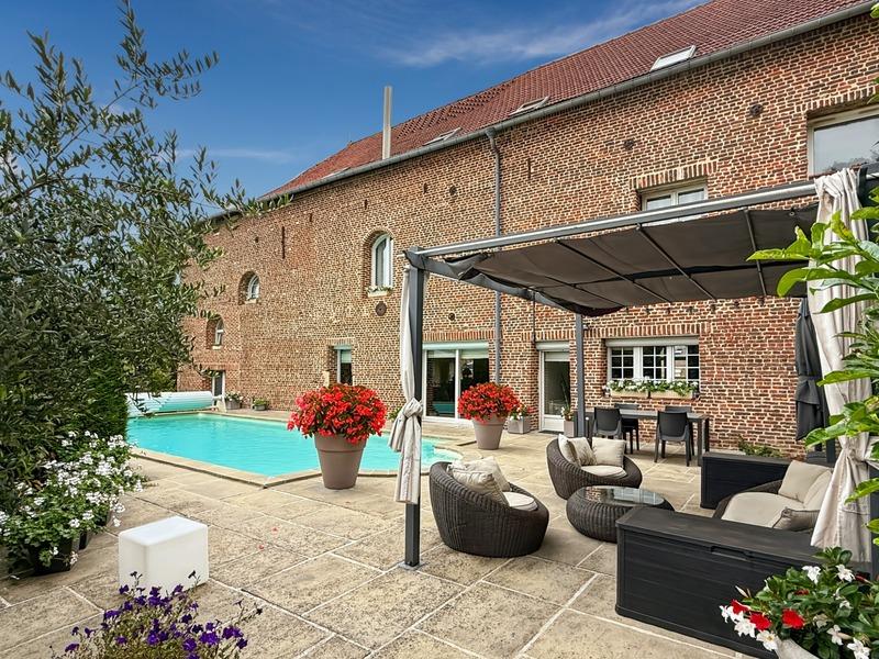 Maison - 650 m² - 8 pièces