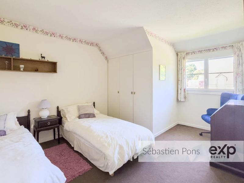 Maison - 230 m² - 8 pièces