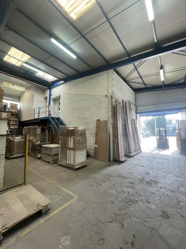 Entrepôt - 1 915 m²