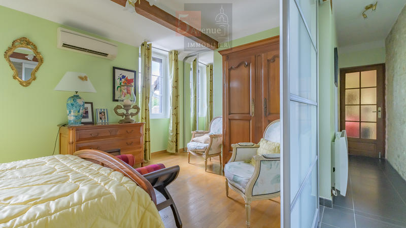 Maison - 335 m² - 12 pièces