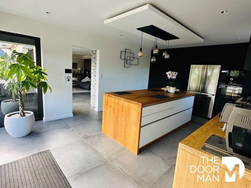 Demeure - 255 m² - 6 pièces