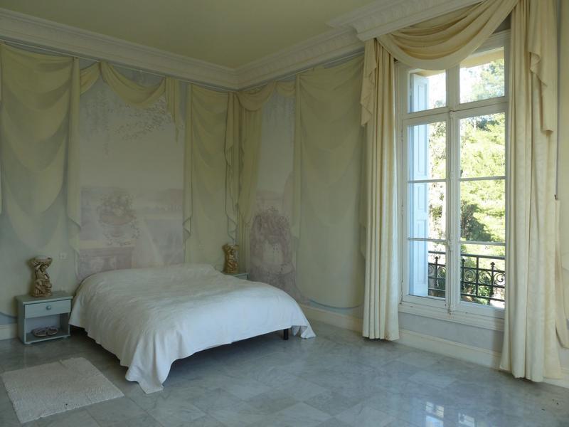 Maison - 760 m² - 13 pièces