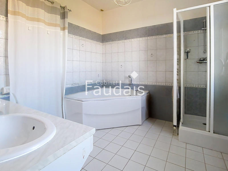 Maison - 382 m² - 13 pièces