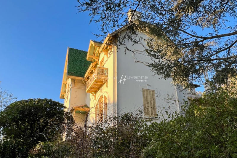 Maison - 334 m² - 10 pièces