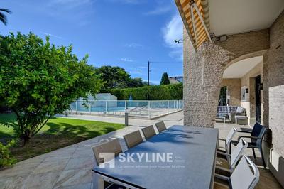 Villa - 285 m² - 9 pièces