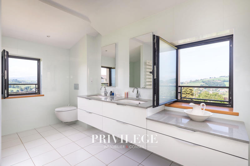 Propriété - 304 m² - 6 pièces